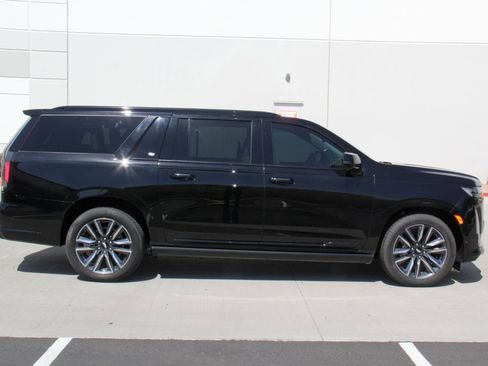 Used 2023 Cadillac Escalade ESV Sport Platinum AWD/4WD image 4