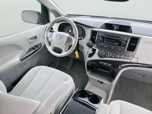 Used 2013 Toyota Sienna LE w/ Towing Pkg image 17