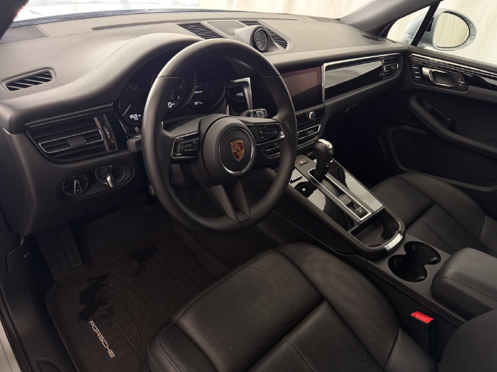 Certified 2026 Porsche Macan AWD/4WD image 4