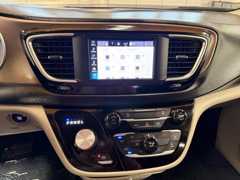 Used 2023 Chrysler Voyager LX FWD image 18