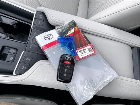 Used 2024 Toyota Grand Highlander AWD image 32