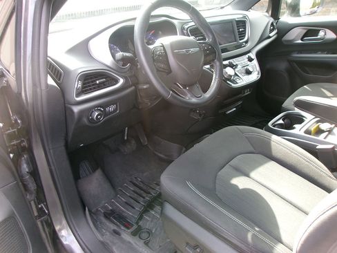 Used 2018 Chrysler Pacifica Touring Plus w/ S Appearance Package image 16