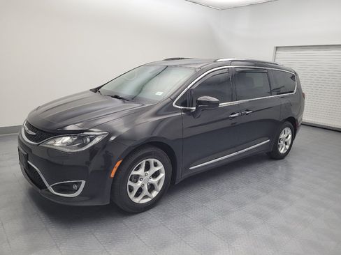 Used 2017 Chrysler Pacifica Touring-L Plus w/ Tire & Wheel Group FWD image 2
