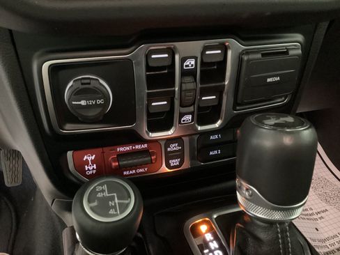 Used 2025 Jeep Wrangler Unlimited Rubicon w/ Convenience Group AWD/4WD image 27