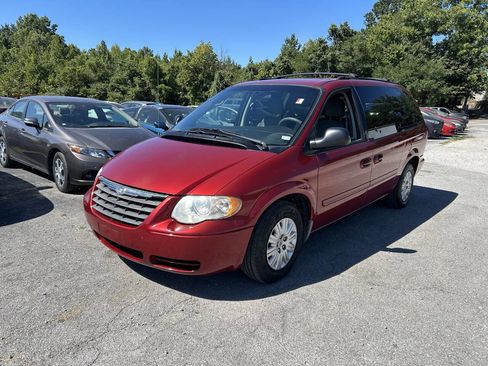 Used 2006 Chrysler Town & Country LX image 2