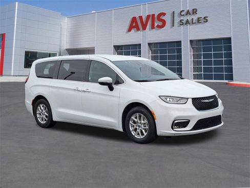 Used 2023 Chrysler Pacifica Touring image 11