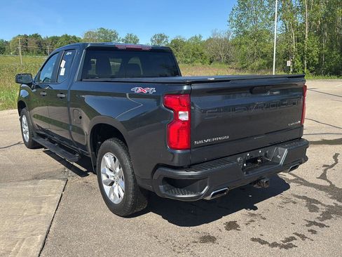 Used 2019 Chevrolet Silverado 1500 Custom w/ Custom Convenience Package AWD/4WD image 3