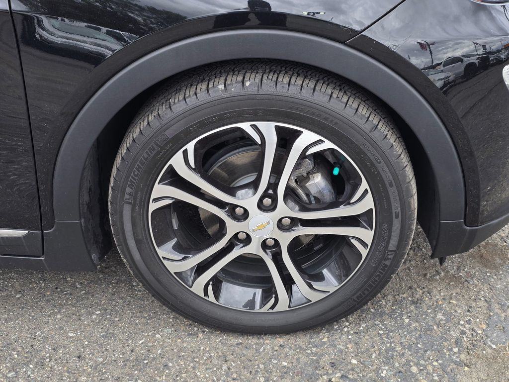 Used 2020 Chevrolet Bolt Premier w/ Infotainment Package FWD image 9