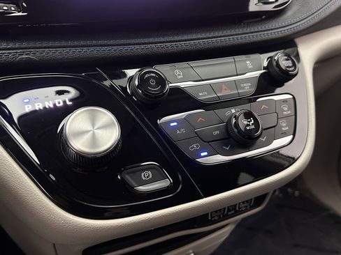Used 2024 Chrysler Voyager LX FWD image 13