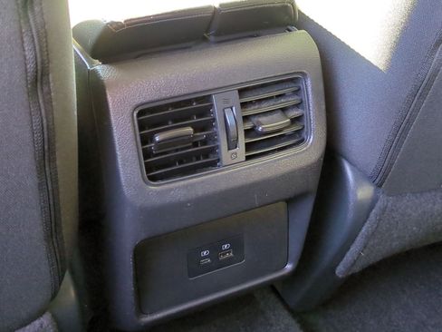 Used 2023 Nissan Rogue SV image 17