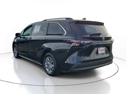 Used 2024 Toyota Sienna XLE image 3