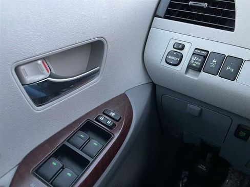 Used 2014 Toyota Sienna AWD image 77