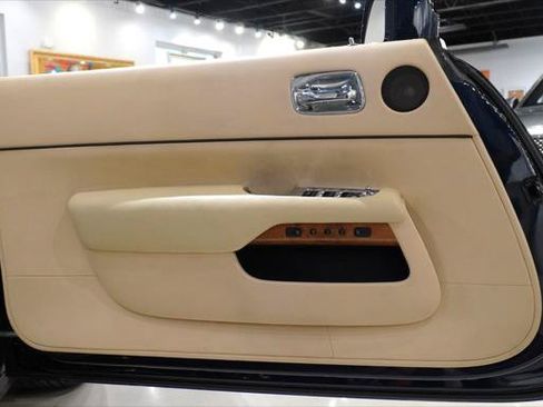 Used 2016 Rolls-Royce Dawn RWD image 19