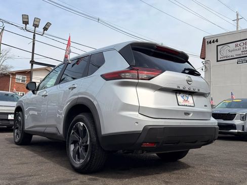 Used 2024 Nissan Rogue SV image 8