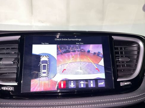 Used 2024 Chrysler Pacifica Premium FWD image 19