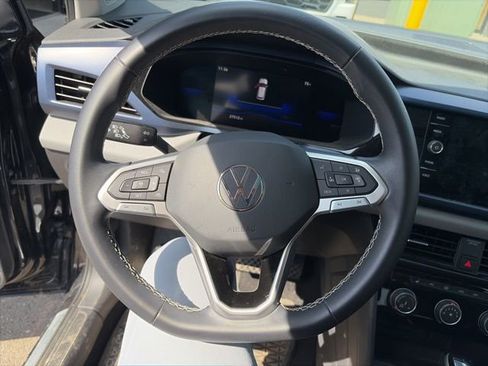 Used 2023 Volkswagen Taos SE w/ Panoramic Sunroof Package image 9