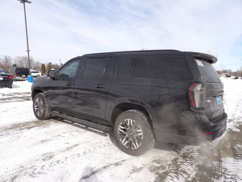 Used 2025 Chevrolet Suburban Z71 w/ Comfort Package image 7