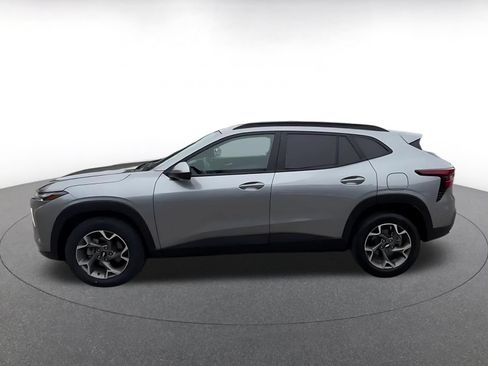 Used 2025 Chevrolet Trax LT FWD image 9