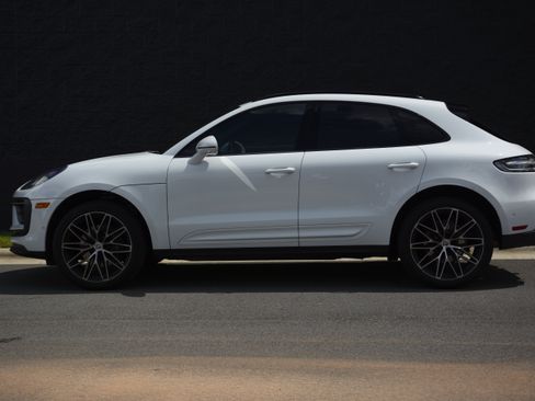 Used 2026 Porsche Macan AWD/4WD image 2