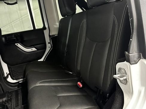 Used 2016 Jeep Wrangler Unlimited Rubicon w/ Connectivity Group AWD/4WD image 27