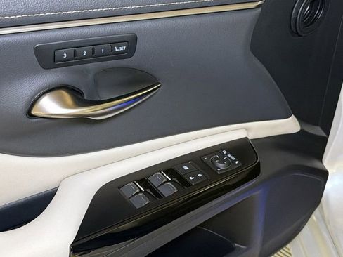 Certified 2025 Lexus ES 300h w/ Premium Package FWD image 17
