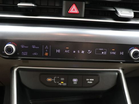 Used 2025 Kia Carnival FWD image 22