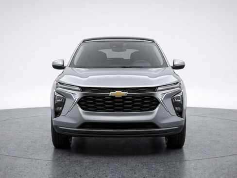 Used 2025 Chevrolet Trax LT FWD image 2