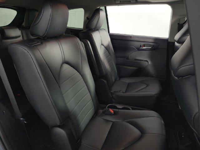 Used 2024 Toyota Highlander XLE FWD image 14