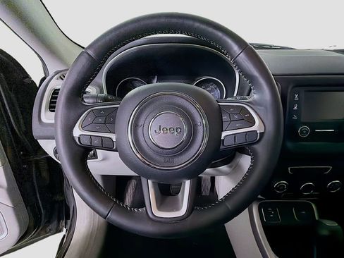 Used 2018 Jeep Compass Latitude FWD image 14