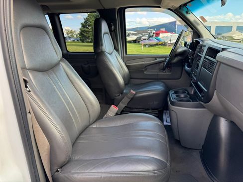 Used 2005 Chevrolet Express 3500 Passenger w/ LS Preferred Equipment Group RWD image 32