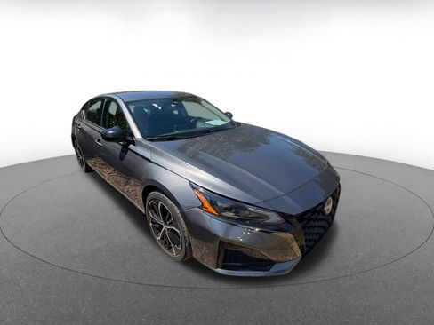 Used 2025 Nissan Altima 2.5 SR image 2