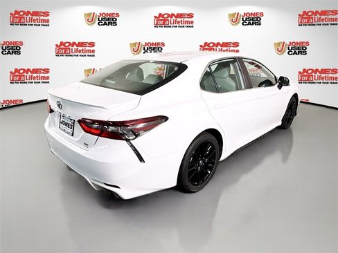 Certified 2022 Toyota Camry SE image 16