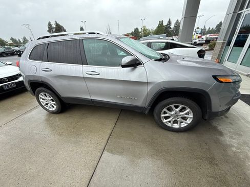 Used 2018 Jeep Cherokee Latitude Plus w/ Comfort/Convenience Group AWD/4WD image 4