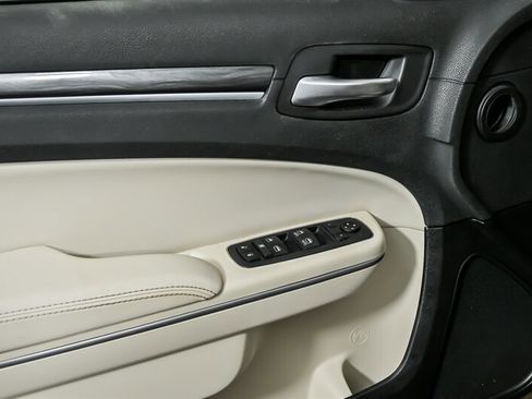 Used 2020 Chrysler 300 Touring w/ Chrome Appearance Package image 15