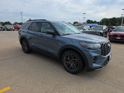 Used 2025 Ford Explorer ST AWD/4WD image 3