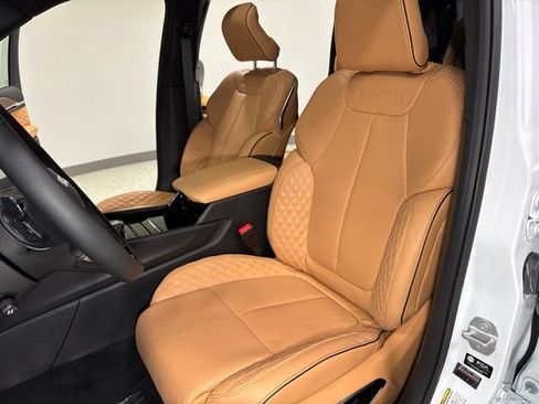 Used 2025 Jeep Grand Cherokee L Summit w/ Luxury Tech Group V AWD/4WD image 18