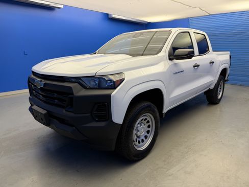 Used 2024 Chevrolet Colorado W/T w/ WT Convenience Package II RWD image 4