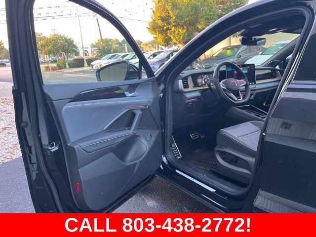 Used 2026 Volkswagen Tiguan SEL R-Line AWD/4WD image 4