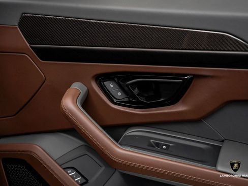 Used 2025 Lamborghini Urus SE image 40