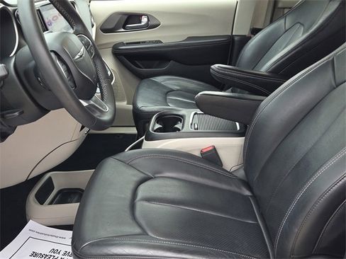 Used 2022 Chrysler Pacifica Touring-L image 17
