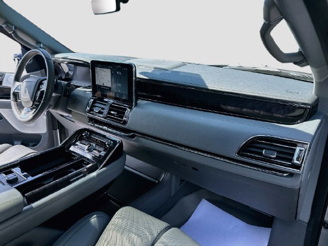 Used 2021 Lincoln Navigator Reserve w/ Luxury Package AWD/4WD image 31