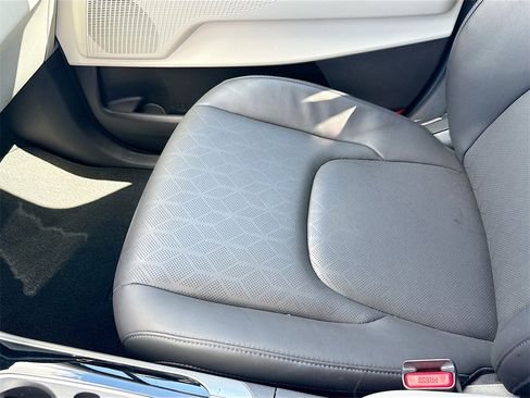 Used 2024 Kia Carnival EX image 22