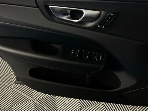 Used 2025 Volvo XC60 B5 Plus image 23