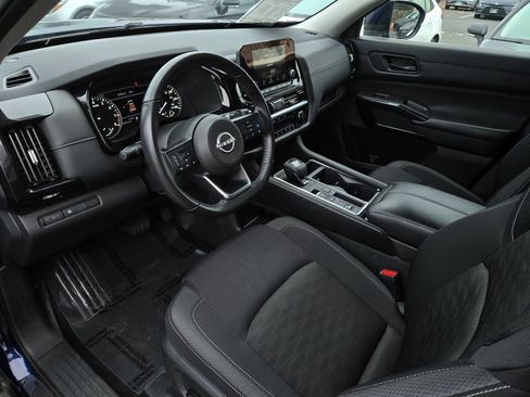 Used 2024 Nissan Pathfinder SV image 8