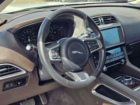 Used 2019 Jaguar F-PACE Portfolio image 15