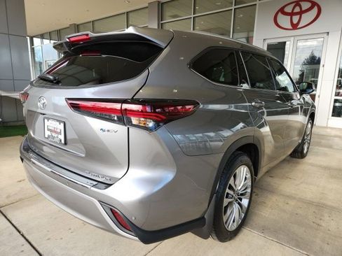 New 2026 Toyota Highlander Platinum image 11