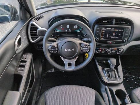 Used 2025 Kia Soul LX w/ LX Technology Package FWD image 14