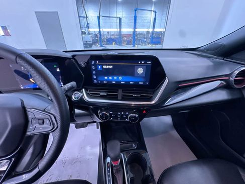 Used 2025 Chevrolet Trax RS w/ Sunroof Package FWD image 23