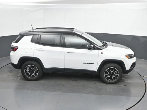 Used 2025 Jeep Compass Trailhawk AWD/4WD image 31