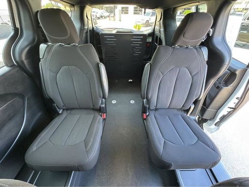 Used 2024 Chrysler Pacifica Touring image 17